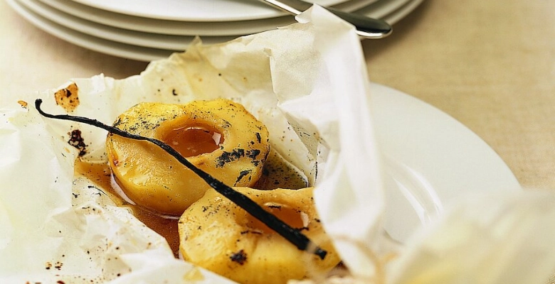 Bio-Apfel im Pergament mit Zabaione