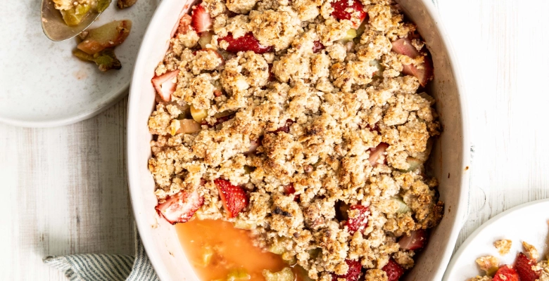 Crumble al rabarbaro e fragole con gelato alla vaniglia