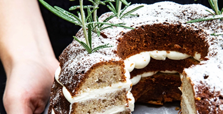 Gefüllter Gugelhopf mit Cheescakefüllung