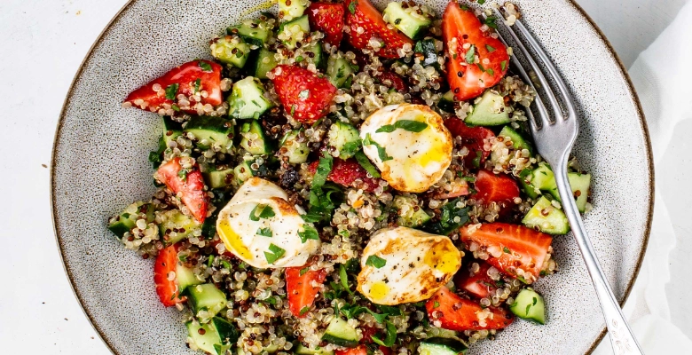 Salade de quinoa avec des fraises