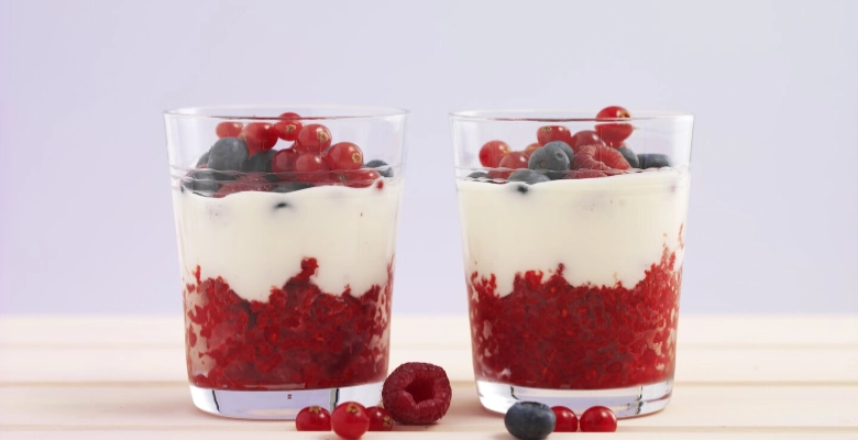 Bio-Beeren-Granité mit Honigjogurt