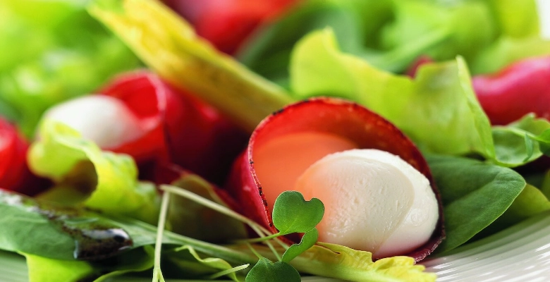 Bio-Blattsalat mit Bündnerfleisch-Mozzarella-Tütchen