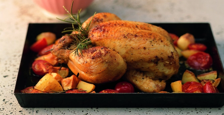 Bio-Rosmarinpoulet mit Kartoffeln und Tomaten