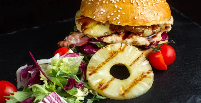 Schweinshack-Burger mit Ananas
