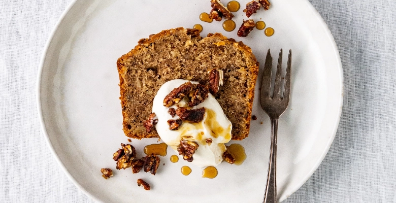 Torta di pastinaca bio con topping di crema e noci