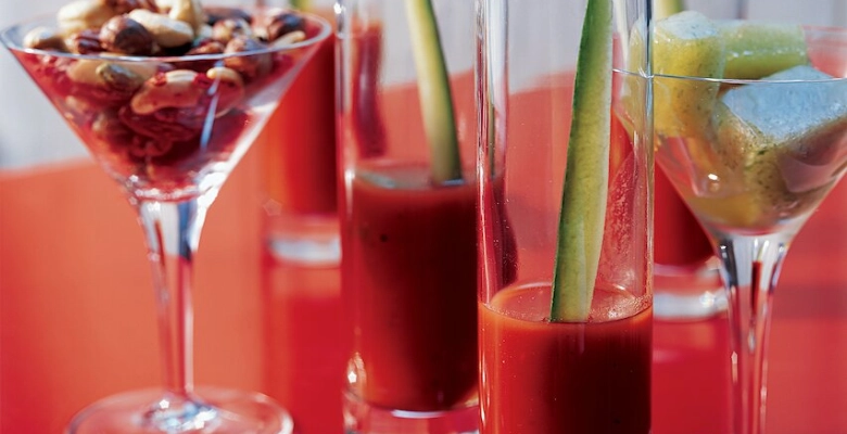 Bloody Mary bio con cubetti di ghiaccio al cetriolo e noci speziate