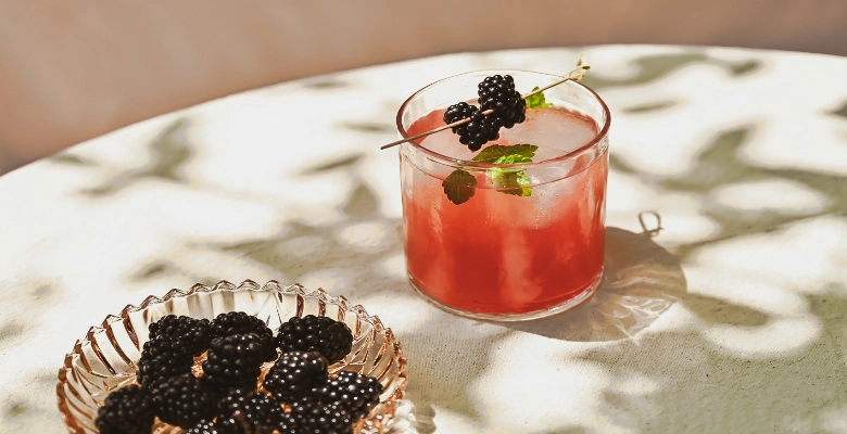 Brombeer-Zitronenmelisse Mocktail